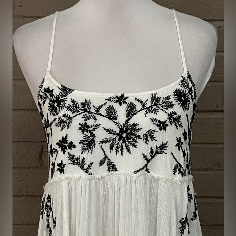 Free People white dress / black embroidered floral print - Picture 4 of 14
